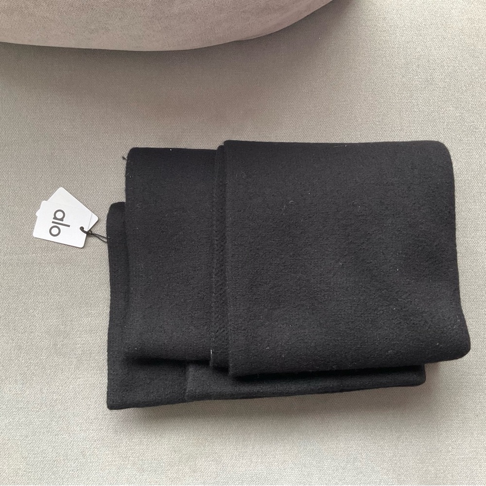 Alo Yoga Merino Wool Oversized Scarf Black - Picture 6 of 7